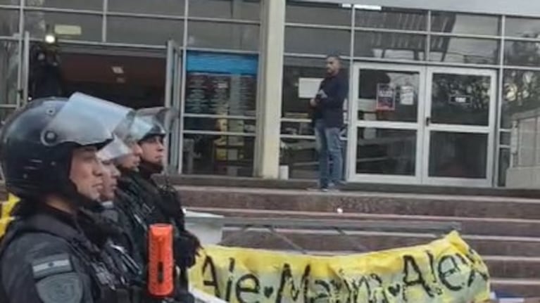 Gran operativo de seguridad e insultos: así se fue Oscar González de Tribunales