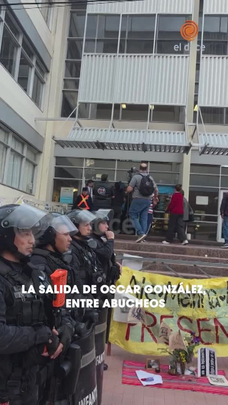 Gran operativo de seguridad e insultos : así se fue Oscar González de tribunales