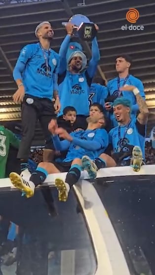 Los festejos del plantel de Belgrano tras levantar la copa