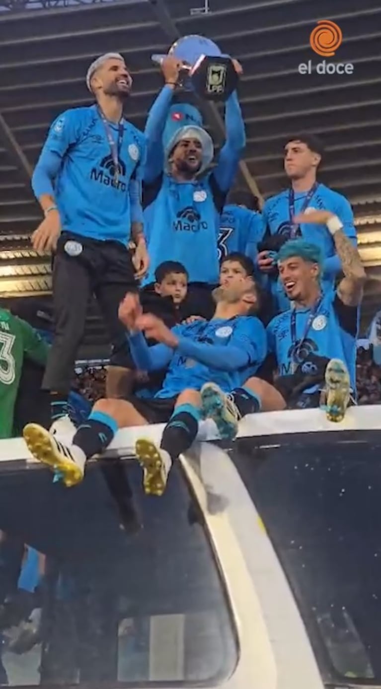 Los festejos del plantel de Belgrano tras levantar la copa