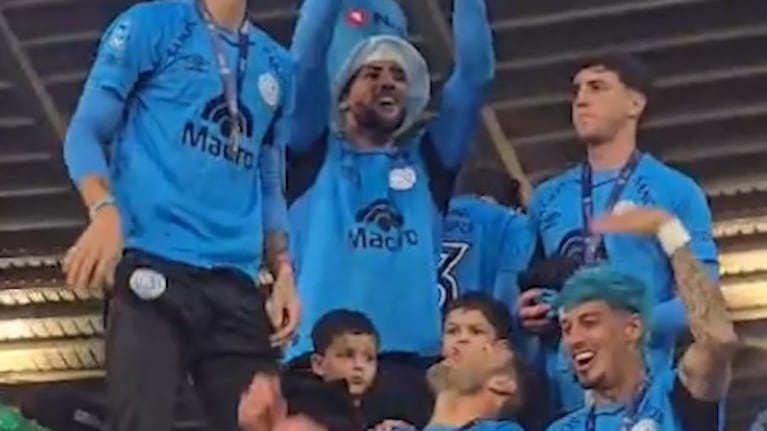 Los festejos del plantel de Belgrano tras levantar la copa