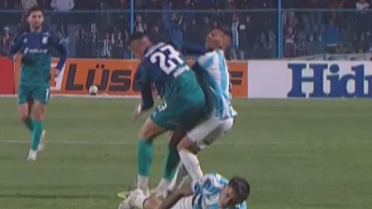 Codazo y roja: la infantil expulsión de Portilla en Talleres ante Atlético Tucumán