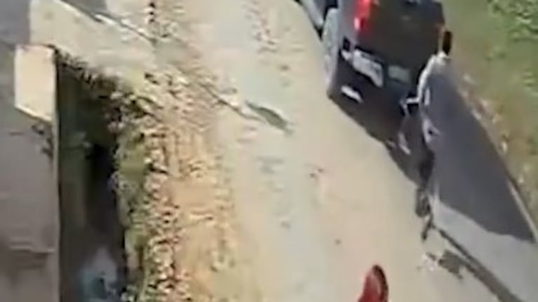 Ató y arrastró a un ladrón que le había robado