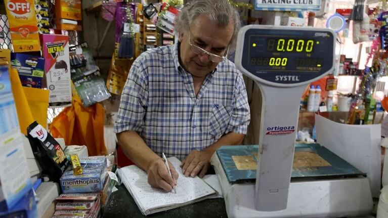 El 91% de hogares argentinos está endeudado: cómo funciona el fiado en almacenes