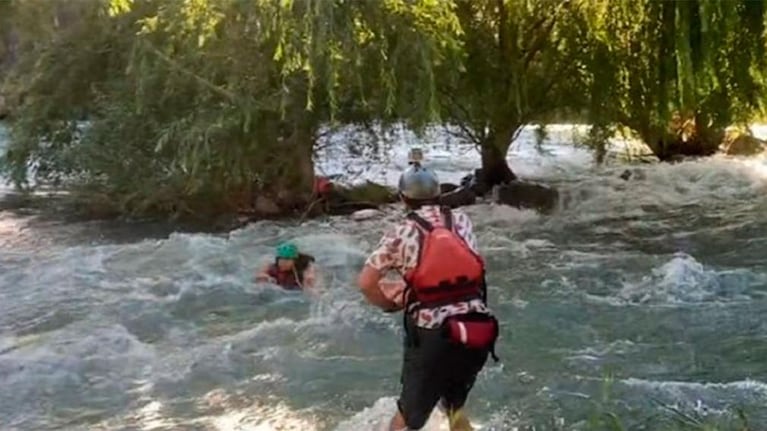 Tensión y gritos en el rescate de una turista que cayó a un río en Mendoza  