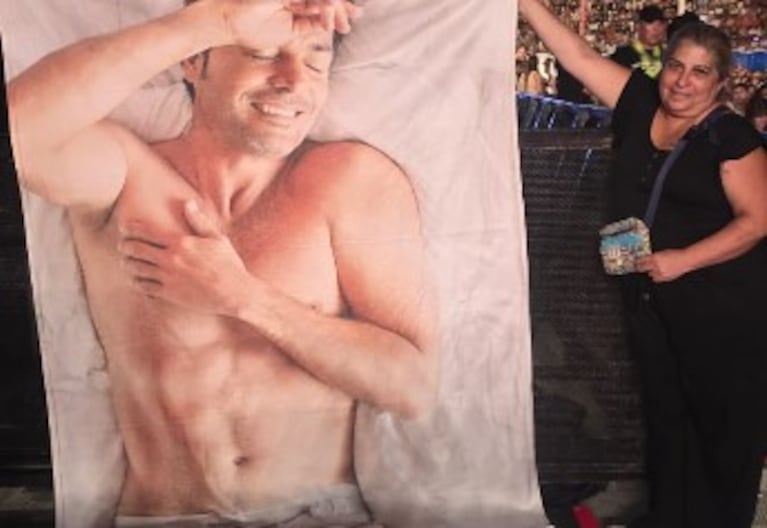 Furor por Chayanne en Córdoba: fans llegaron con banderas, carteles y hasta una sábana con su rostro