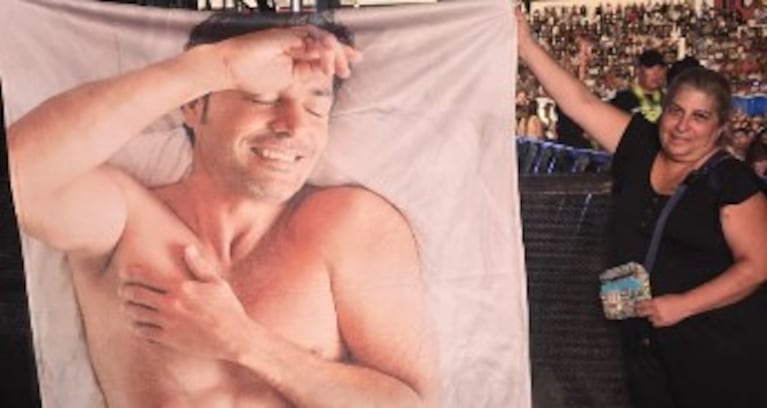 Furor por Chayanne en Córdoba: fans llegaron con banderas, carteles y hasta una sábana con su rostro