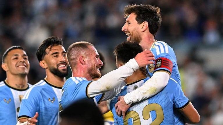 El gol de penal de Messi para el 3 a 0 ante Benín en su despedida de la Selección