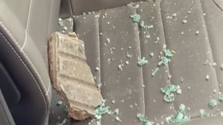 Le reventaron el vidrio del auto para robarle