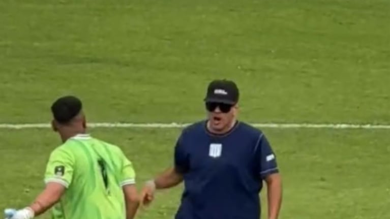 Tensión en Nueva Italia: un barra invadió la cancha e increpó a los jugadores de Racing