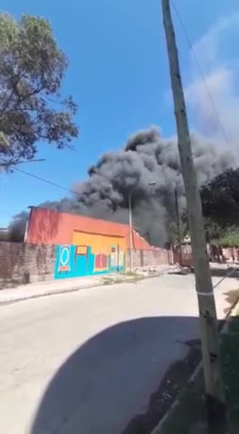Voraz incendio en un depósito de Córdoba 