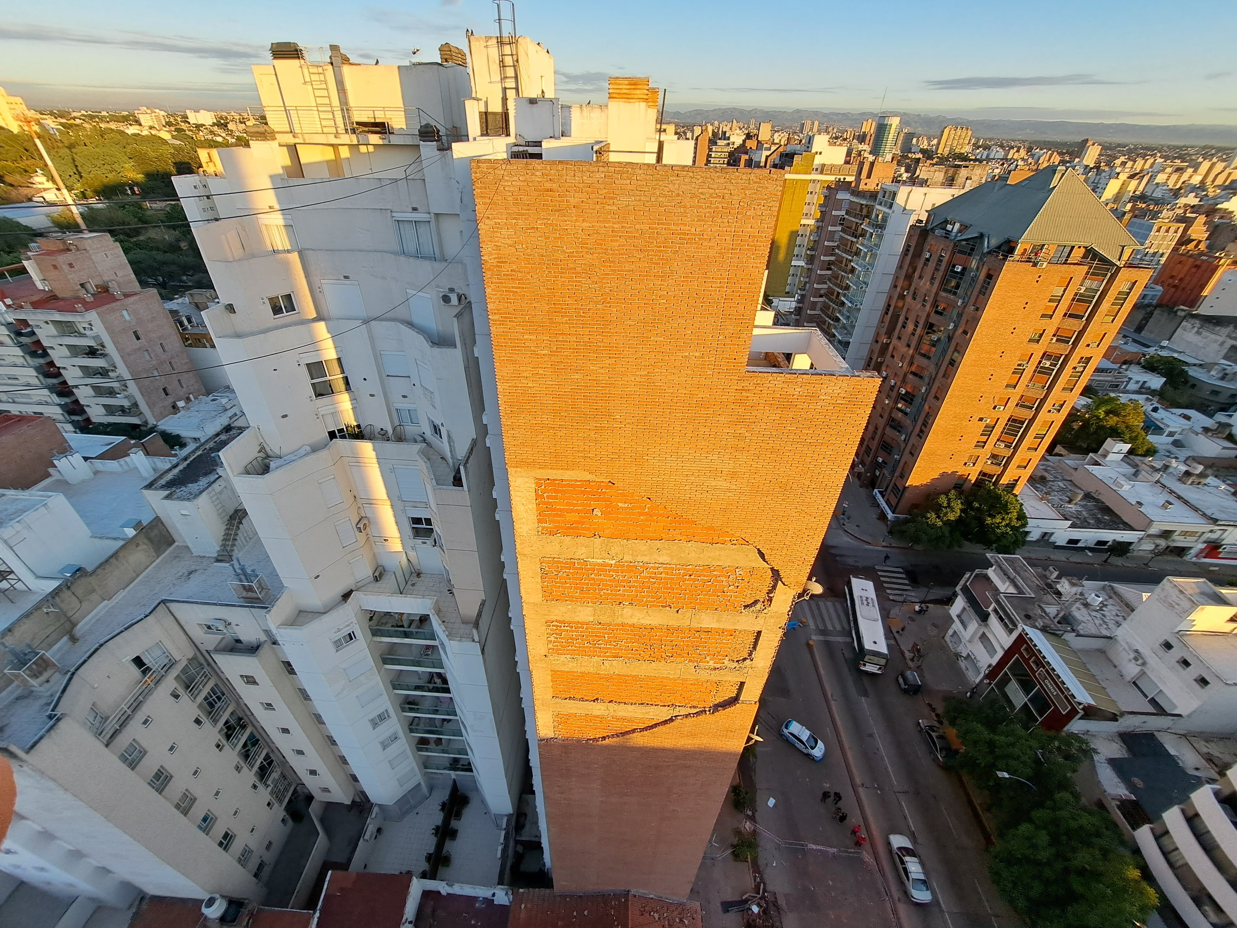 El edificio y el bar del derrumbe desde el drone de El Doce