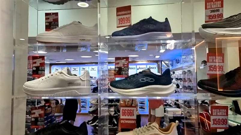 Los precios de las zapatillas son una gran atracción para los argentinos en Brasil