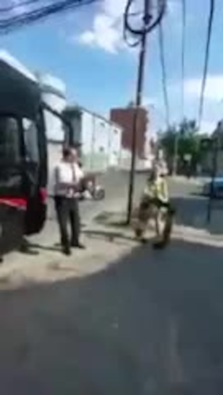 Se recibió y lo festejó con el chofer de colectivo 