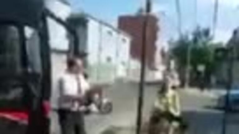 Se recibió y lo festejó con el chofer de colectivo