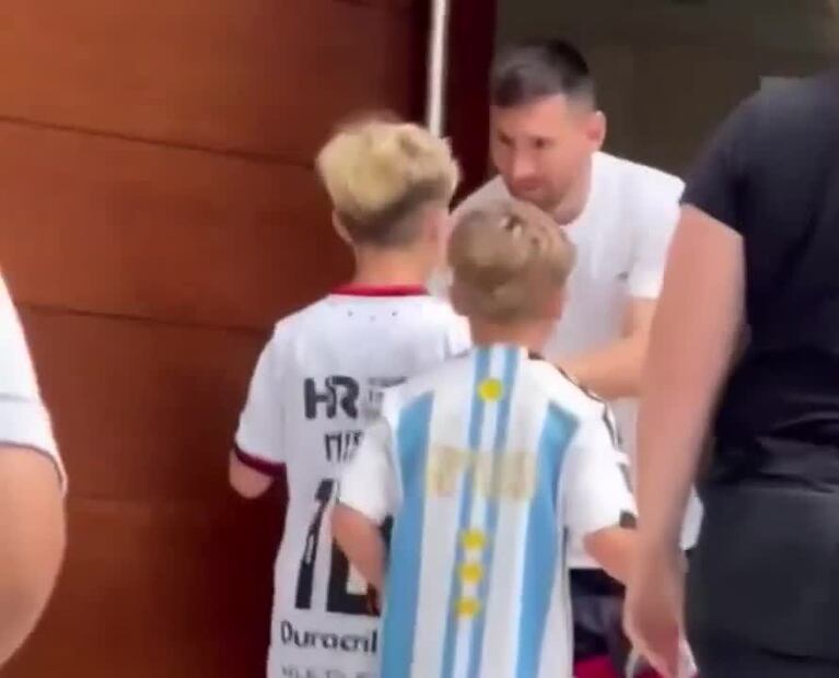 Messi firmó autógrafos en la puerta de su casa