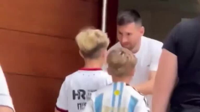 Messi firmó autógrafos en la puerta de su casa