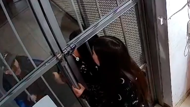 Estaba con su bebé en brazos y sufrió un violento robo en un kiosco en Córdoba: el indignante video