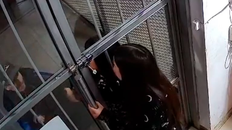 Tenía a su bebé en brazos y sufrió un violento robo en un kiosco en Córdoba: el indignante video
