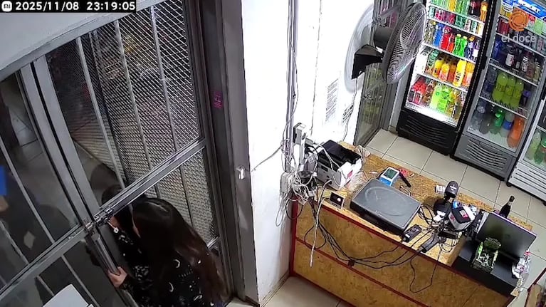 Estaba con su bebé en brazos y sufrió un violento robo en un kiosco en Córdoba: el indignante video