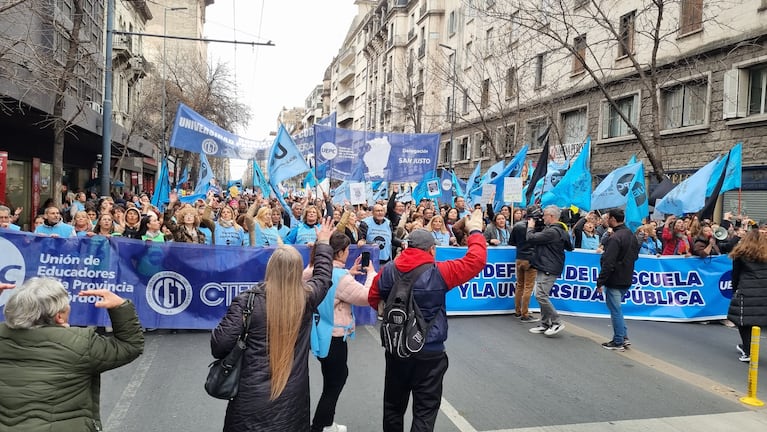 Masiva marcha en el centro de Córdoba en el segundo día de paro docente