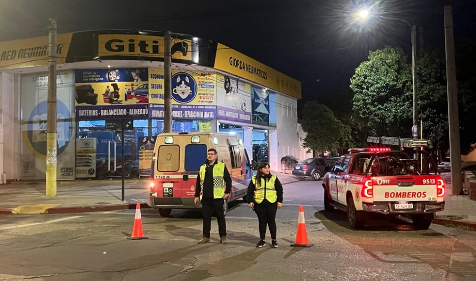 Cedió la pared de un taller mecánico y evacuaron una pensión que está detrás