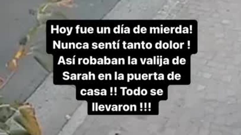 Así le robaron a Sarah Burlando en la puerta de su casa