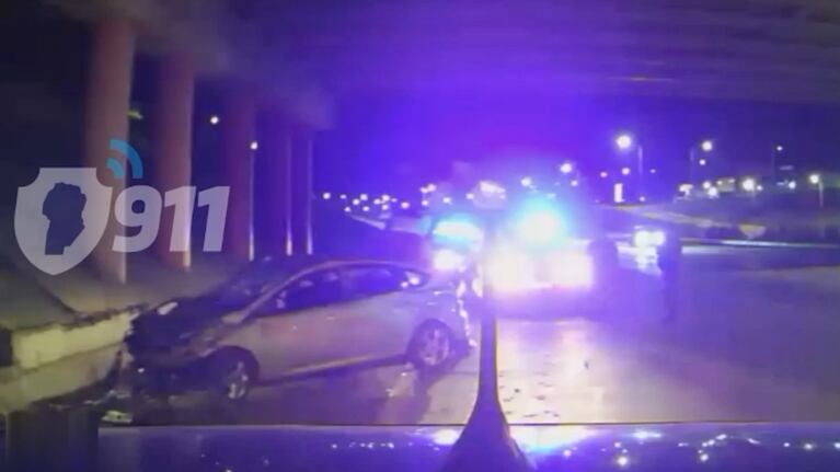 Dramático video: escapó de la Policía en su auto, cayó desde un puente hacia Circunvalación y lo detuvieron