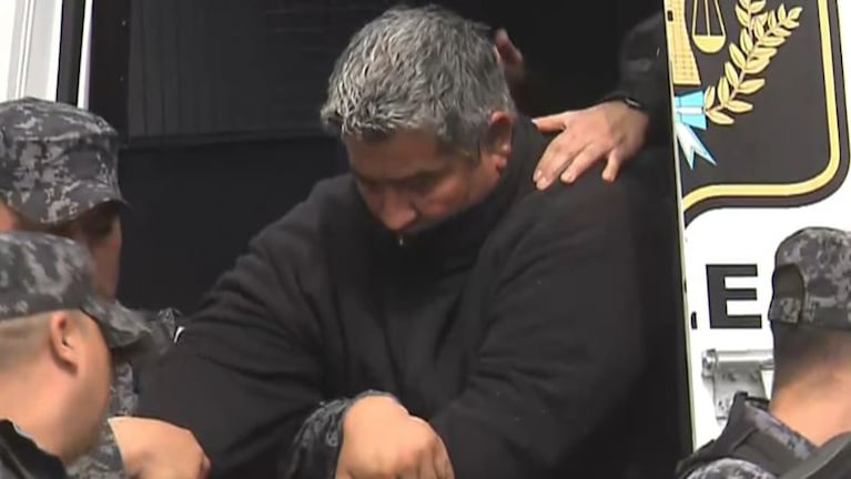 Esposado y con la boca tapada: así llegó el exasesor Villarreal a declarar por grooming y abusos sexuales