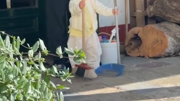 Tiernazo: Licha Martínez limpiando la casa con su hija