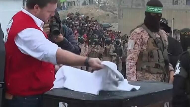 El siniestro show que montó Hamas para entregar los cuerpos de la familia Bibas