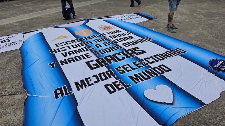 La previa de los hinchas argentinos que despedirán a Messi en el Monumental