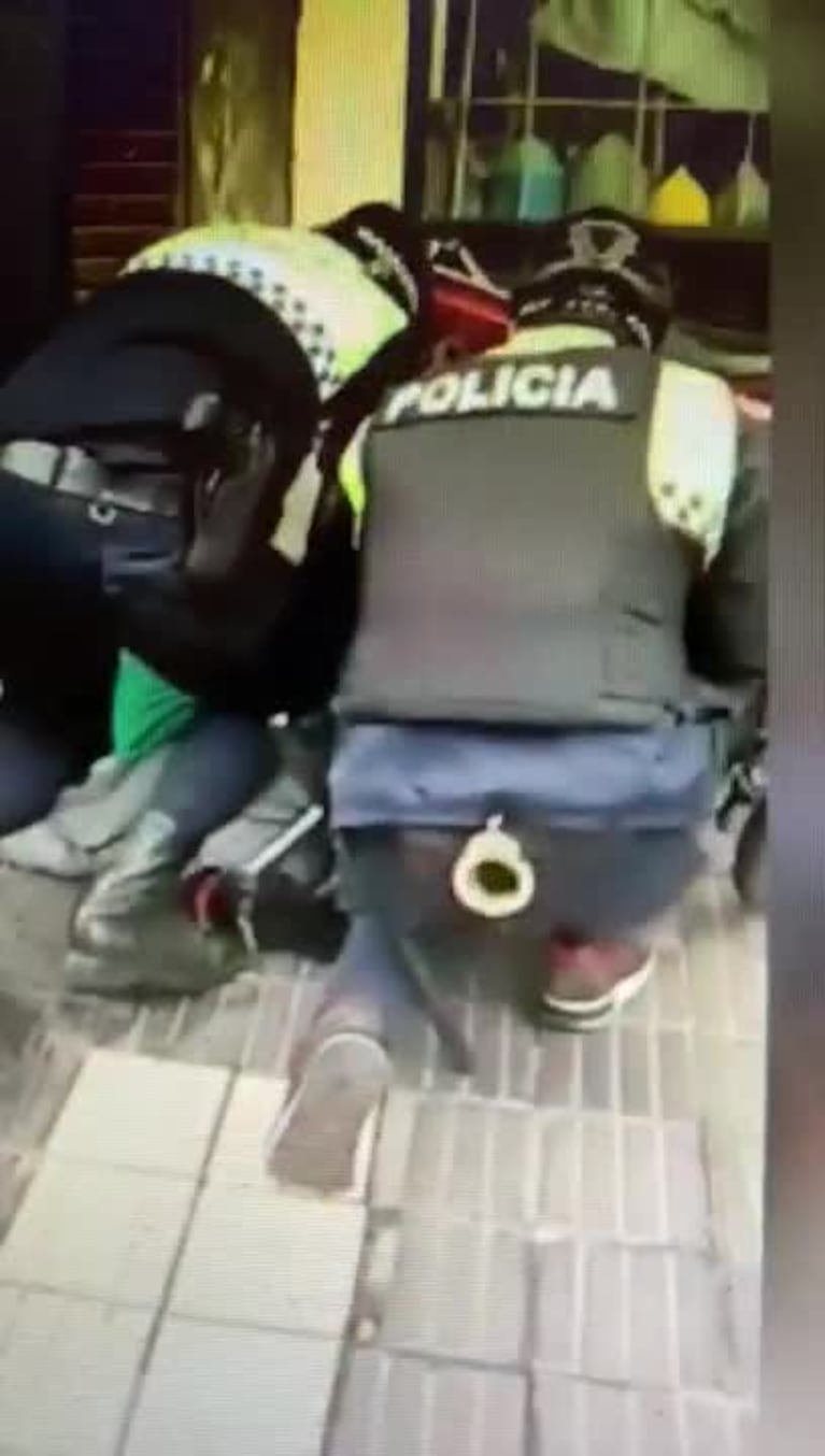 La policía de Tucumán reanimando al presunto ladrón