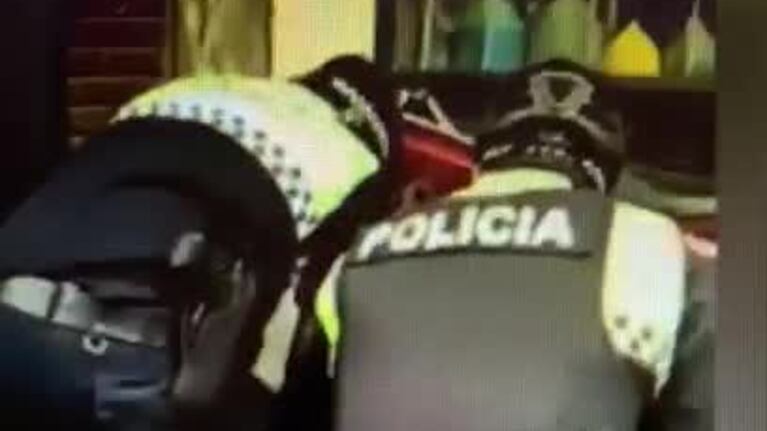 La policía de Tucumán reanimando al presunto ladrón