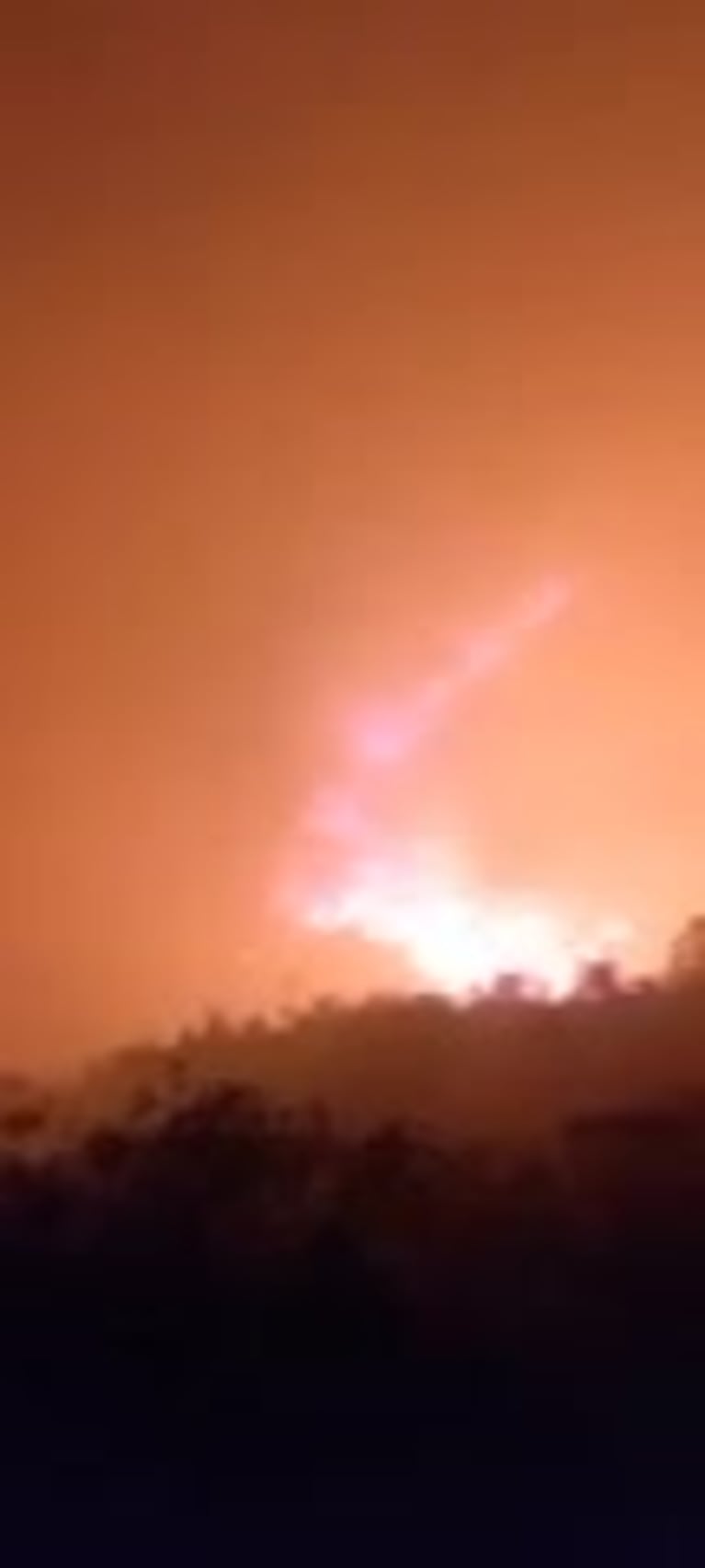 Voraz incendio nocturno en Capilla del Monte