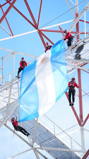 Colgaron la bandera argentina en la antena de El Doce