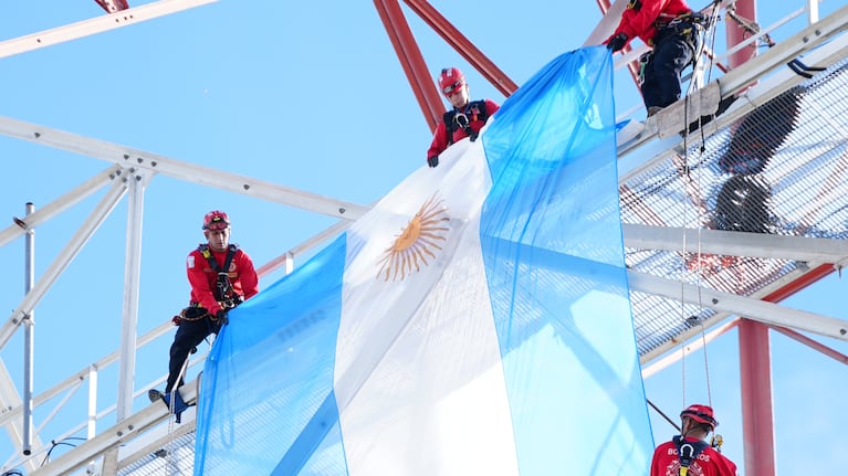 Colgaron la bandera argentina en la antena de El Doce