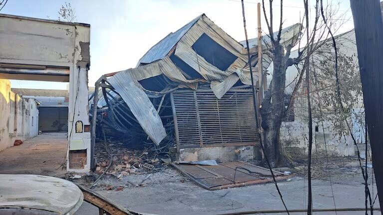 Incendio fatal en la pensión: imputaron al dueño y a los dos obreros que estaban soldando