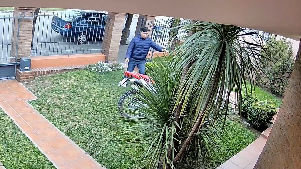 Se robaron una moto del jardín de una casa y quedaron grabados
