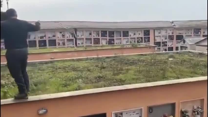 Así se derrumbó un cementerio sobre el mar