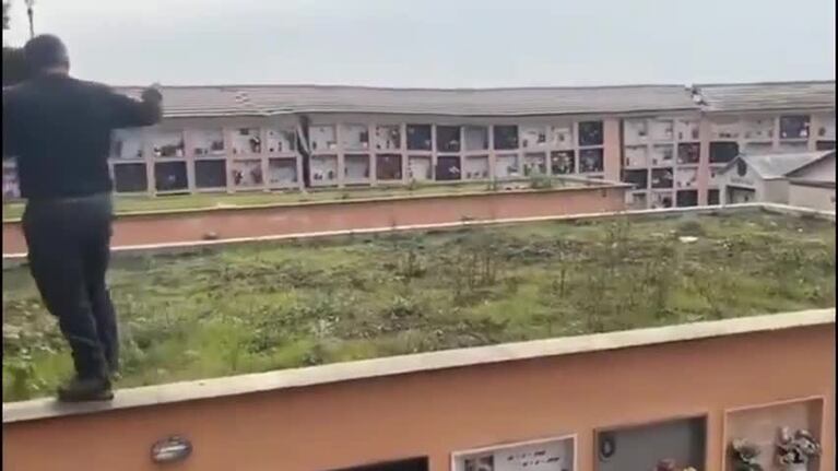 Así se derrumbó un cementerio sobre el mar