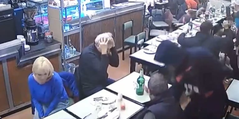 Impactante video: armados, emboscaron una pizzería y le robaron a 30 personas en un minuto