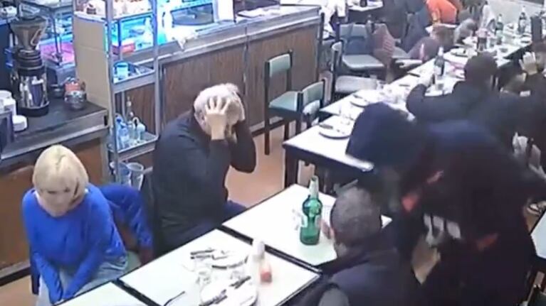 Impactante video: armados, emboscaron una pizzería y le robaron a 30 personas en un minuto