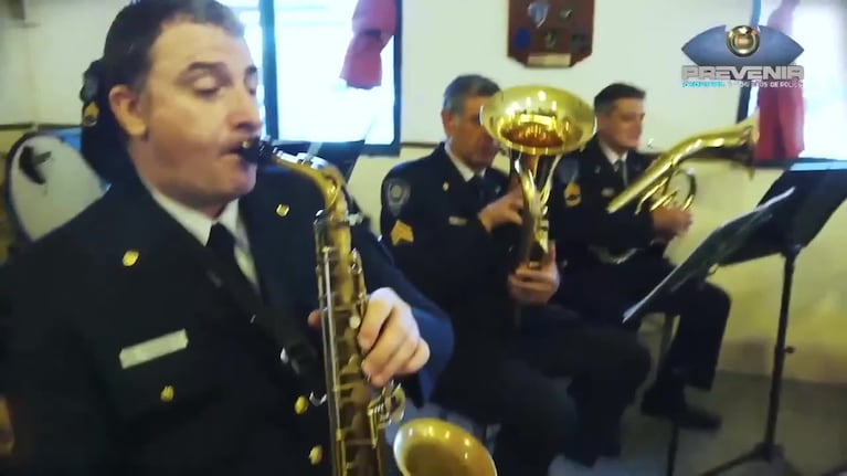 "Qué bonito", una nueva versión con la banda de la Policía