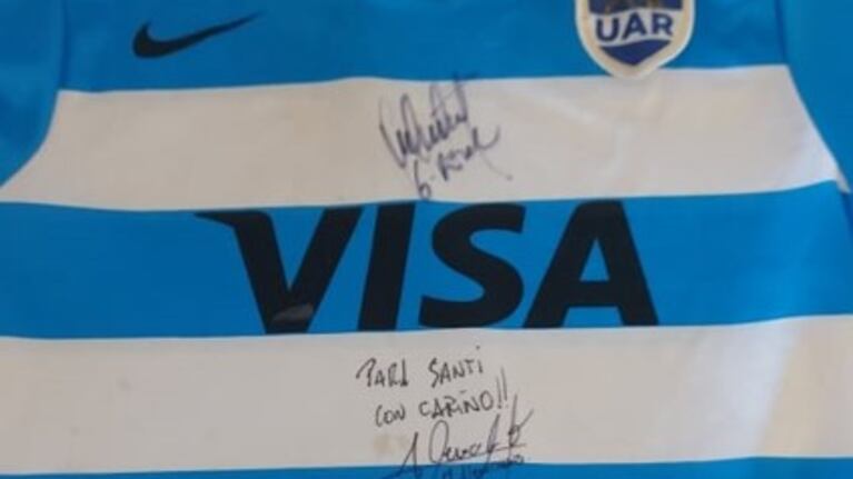 Un nene hizo firmar su camiseta por Los Pumas pero se la robaron en la tribuna