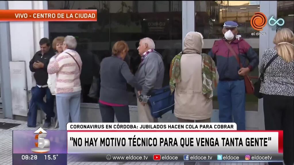 Largas colas de jubilados en los bancos