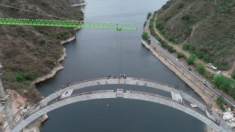 El rescate de un obrero que cayó al lago San Roque 