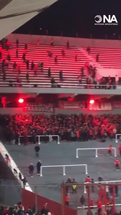 El momento en que la barra de Independiente ingresó a la tribuna visitante 