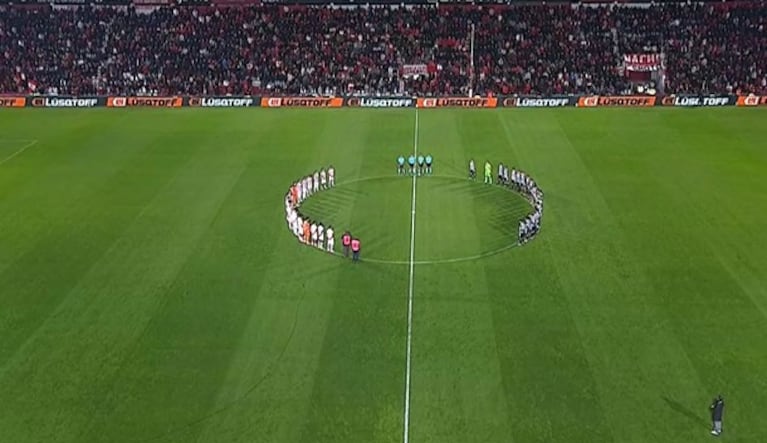 El minuto de silencio por la muerte de Jorge Messi en el partido de Instituto