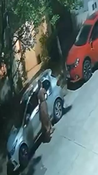 Salió de lo de un amigo y halló su auto vandalizado